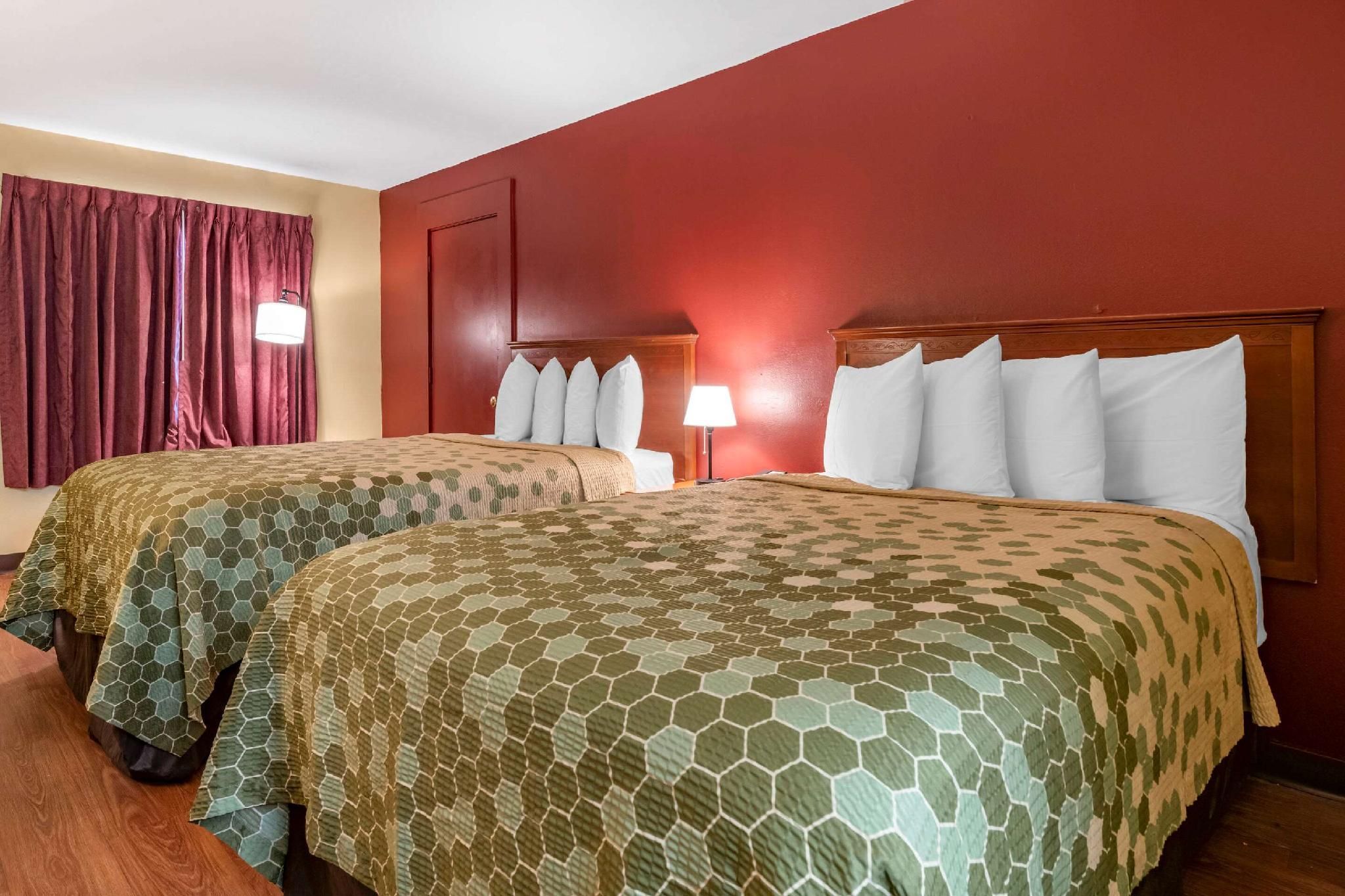 undefined Econo Lodge Inn & Suites Maingate Central 5