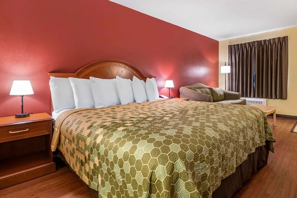 undefined Econo Lodge Inn & Suites Maingate Central 2