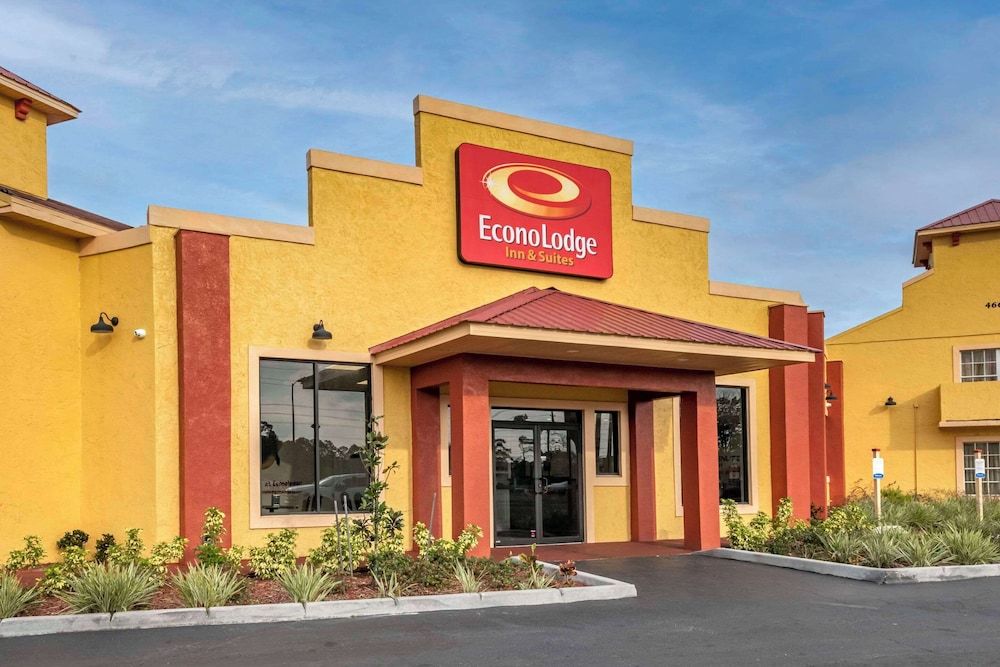 undefined Econo Lodge Inn & Suites Maingate Central 2