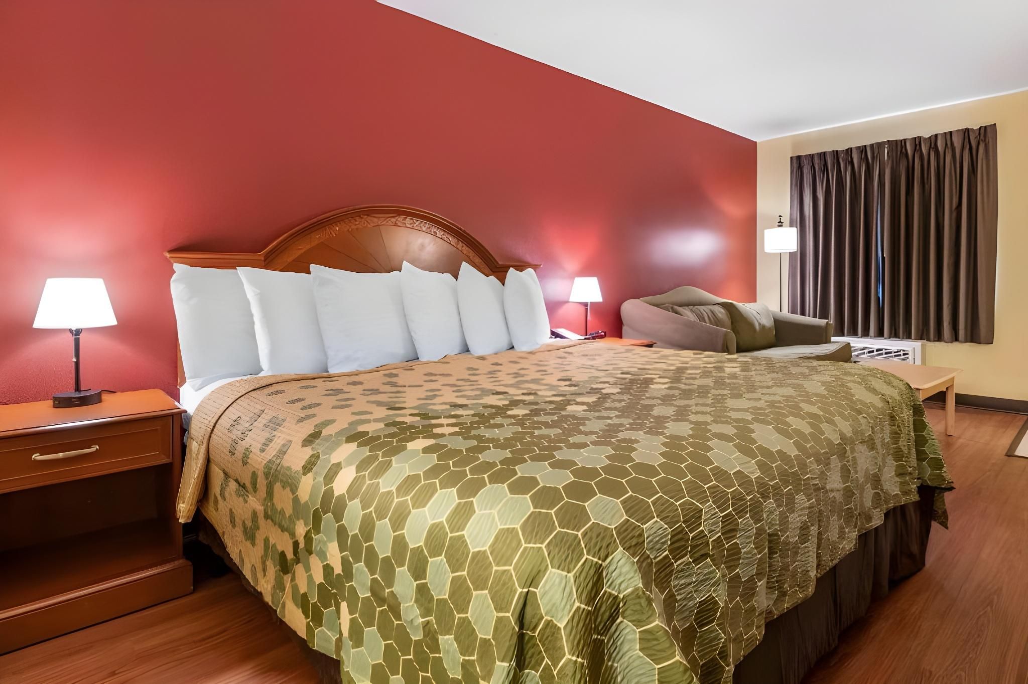 undefined Econo Lodge Inn & Suites Maingate Central 9