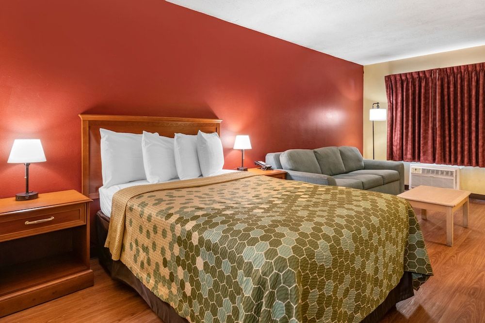 undefined Econo Lodge Inn & Suites Maingate Central 3