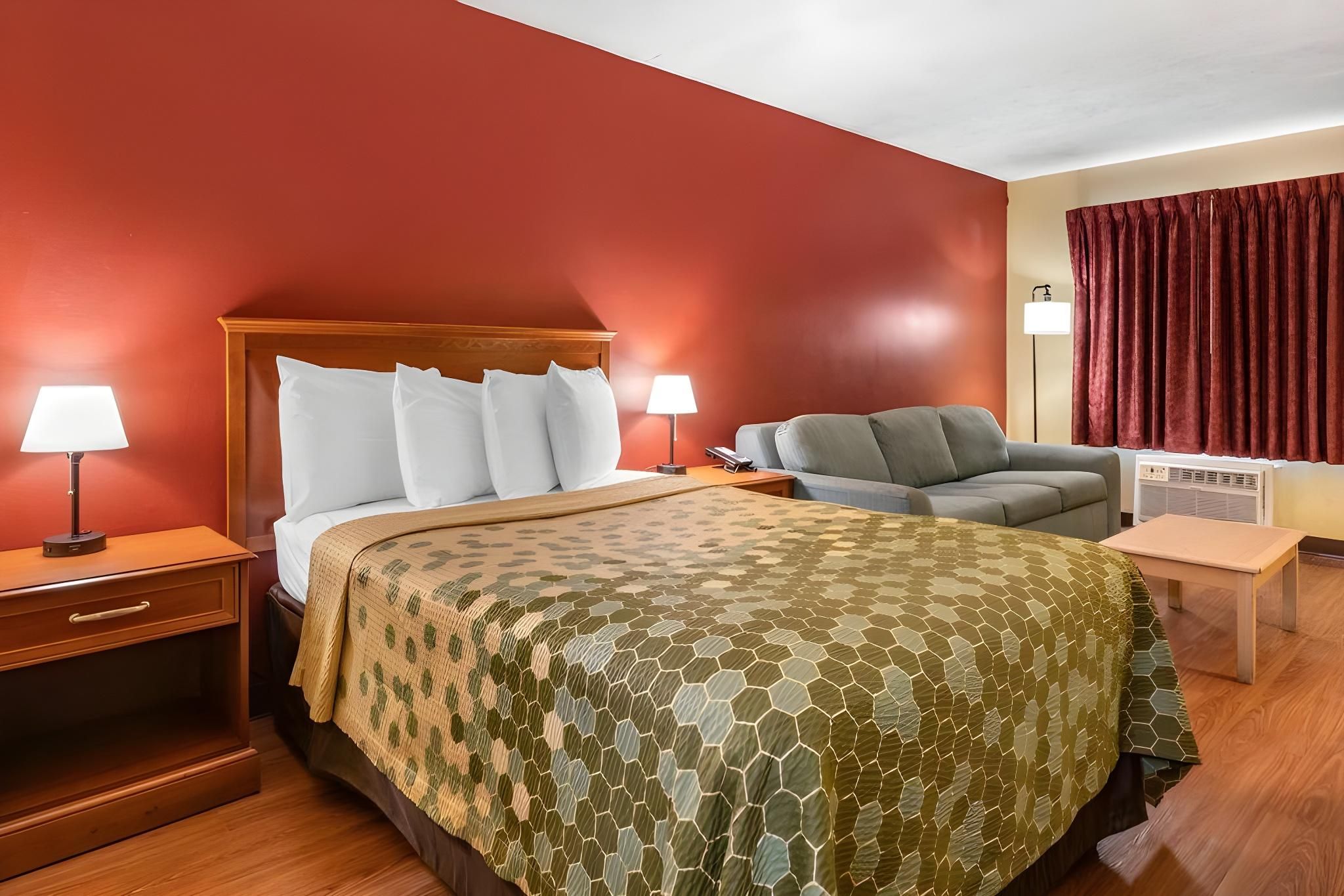 undefined Econo Lodge Inn & Suites Maingate Central 8