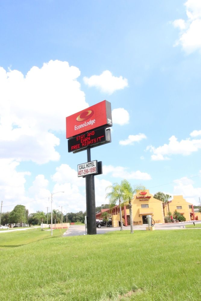 undefined Econo Lodge Inn & Suites Maingate Central 4