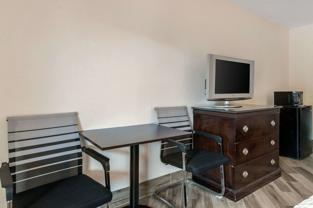 Clarion Inn & Suites Kissimmee-Lake Buena Vista South Standard Room, 2 Queen Beds, Non Smoking 7