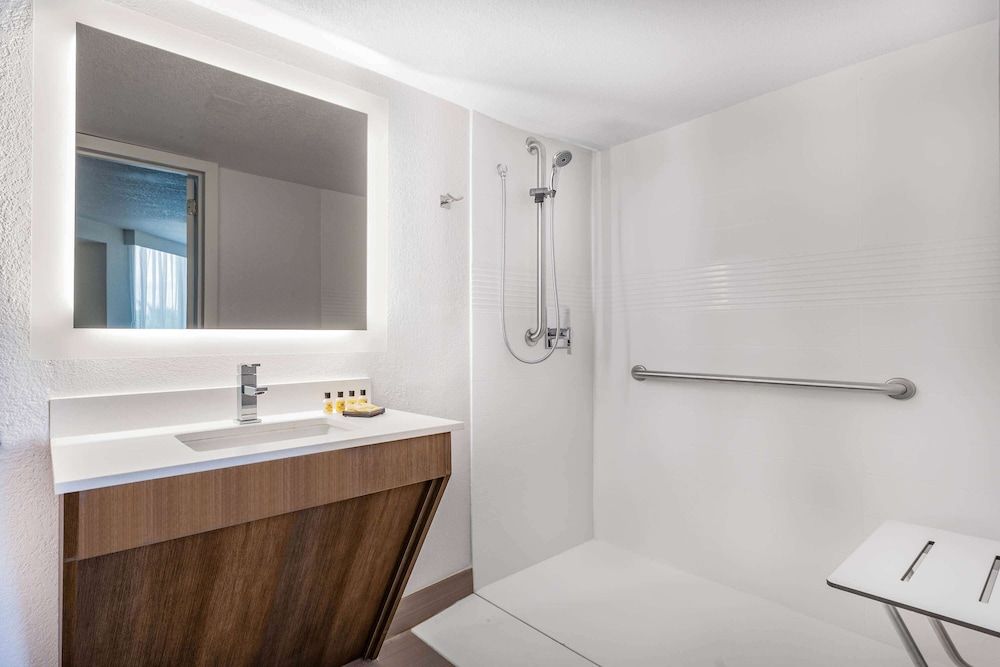 Holiday Inn Resort Kissimmee by the Parks by IHG Premium Room, 1 King Bed (Wellness Room, Walk-In Shower) 7