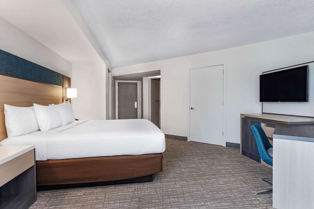 Holiday Inn Resort Kissimmee by the Parks by IHG Premium Room, 1 King Bed (Wellness Room, Walk-In Shower) 5