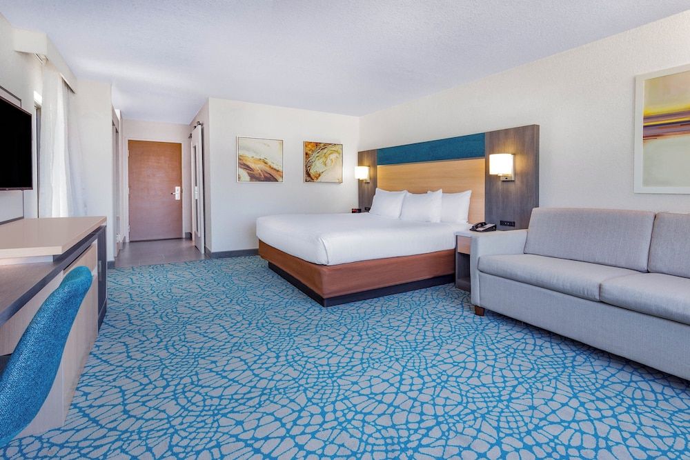 Holiday Inn Resort Kissimmee by the Parks by IHG Premium Room, 1 King Bed (Wellness Room, Walk-In Shower) 4