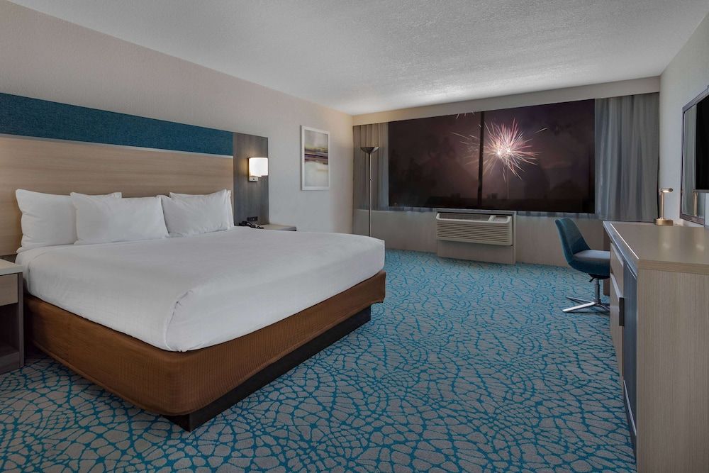 Holiday Inn Resort Kissimmee by the Parks by IHG Premium Room, 1 King Bed (Wellness Room, Walk-In Shower) 2