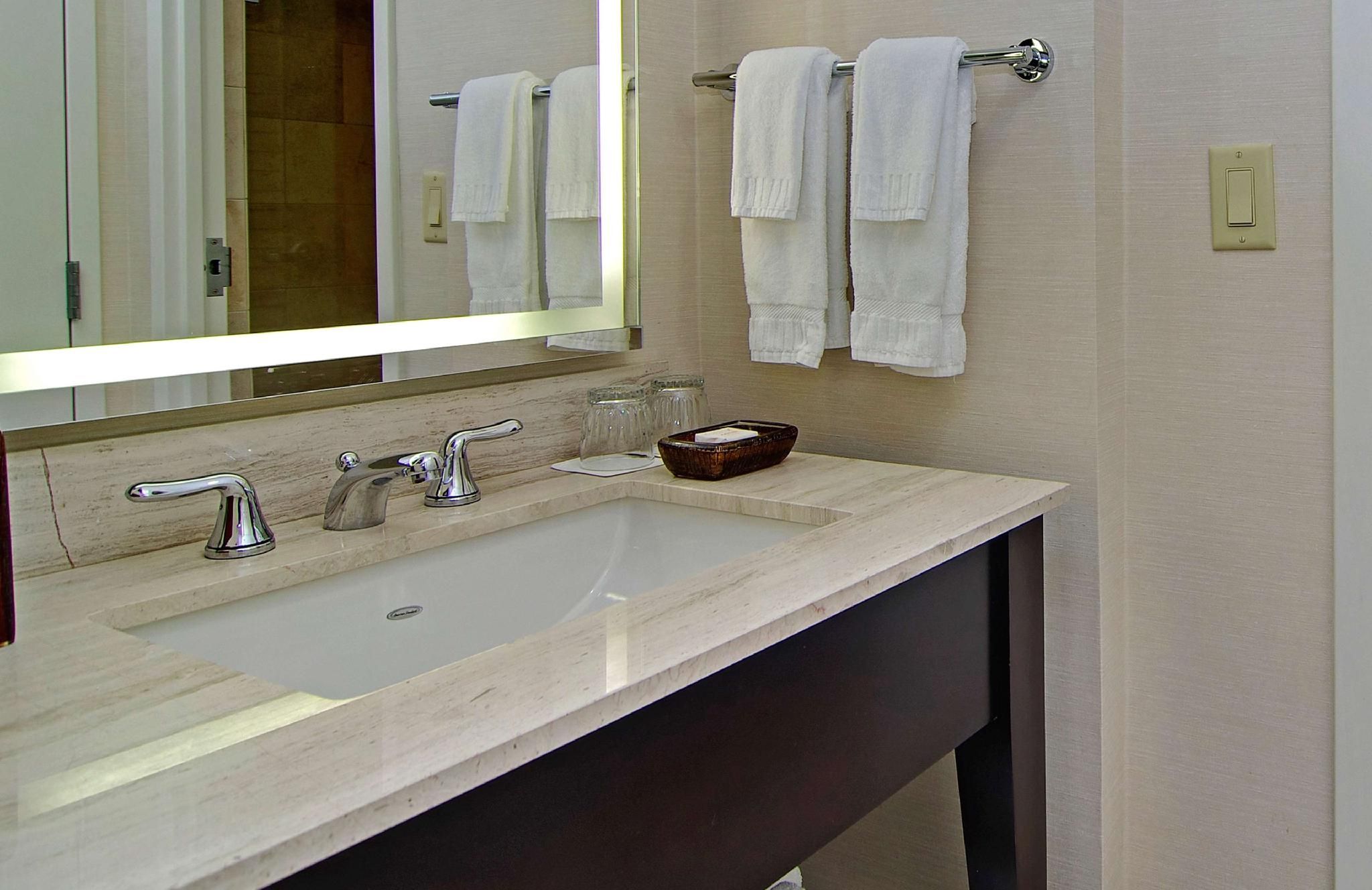 1 KING MOBILITY/ HEARING ACCESSIBLE W/ RI SHW