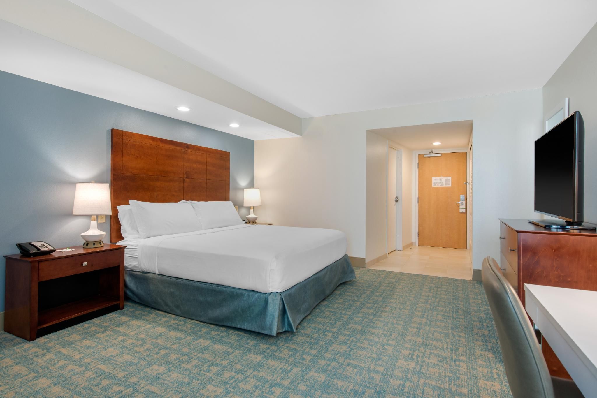 1 King Bed Standard Mobil Accessible Tub