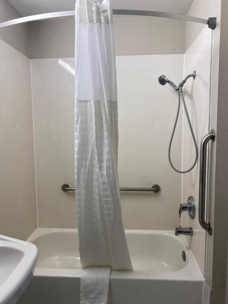 Room, 2 Queen Beds, Accessible, Bathtub (Mobility/Hearing, Grab bars)