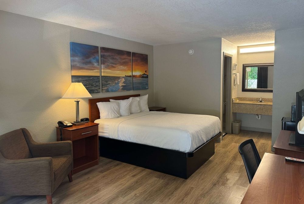 Standard Room, 1 Queen Bed, Refrigerator & Microwave