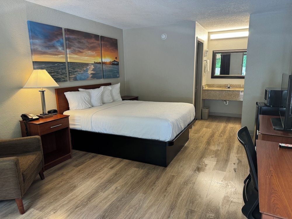 Standard Room, 1 Queen Bed