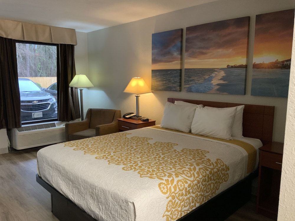 Standard Room, 1 Queen Bed, Refrigerator & Microwave
