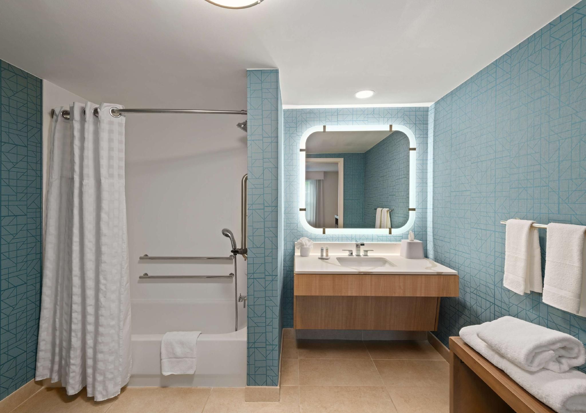 1 Kg/2db Hearing/mobility Accessible Tub Suite