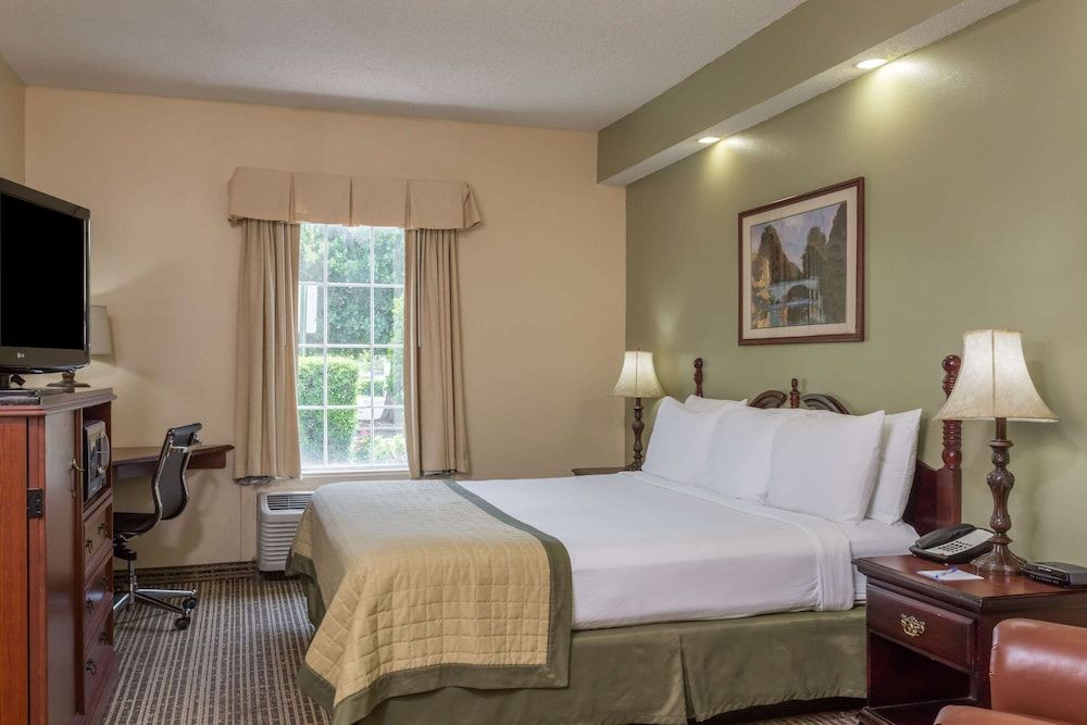 Standard Room, 1 King Bed, Non Smoking