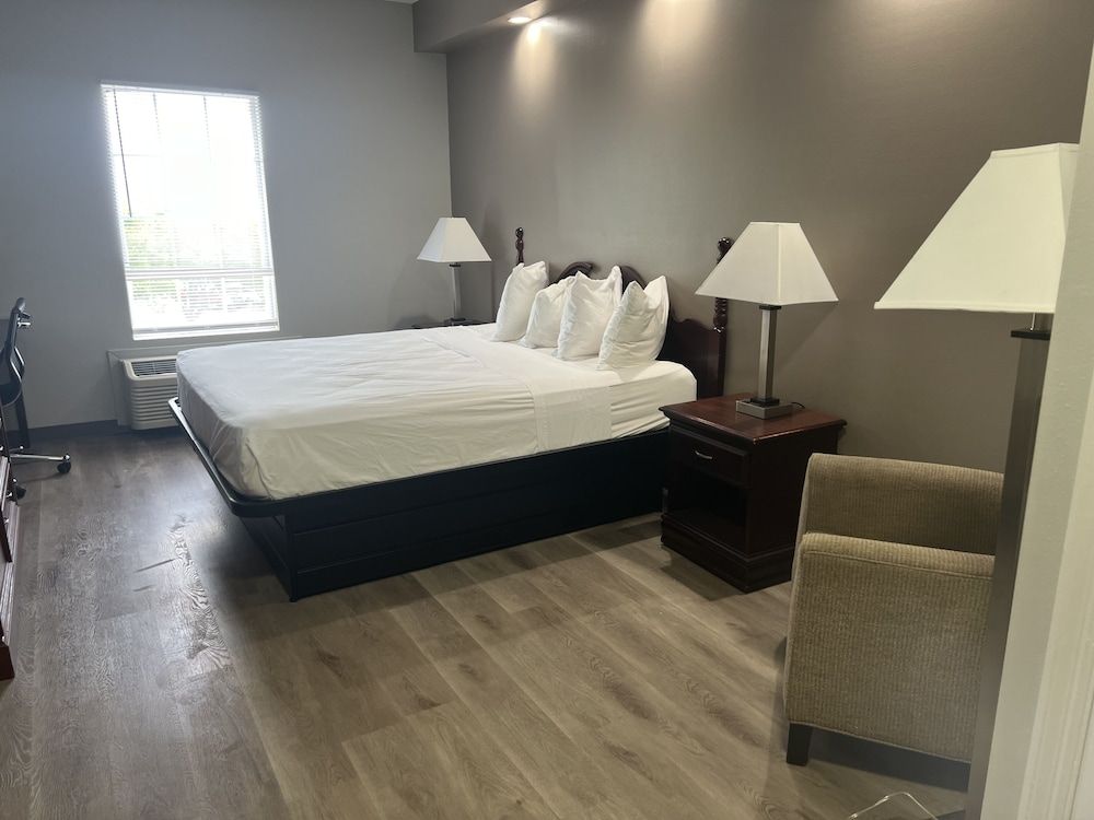 Standard Room, 1 King Bed, Accessible, Non Smoking