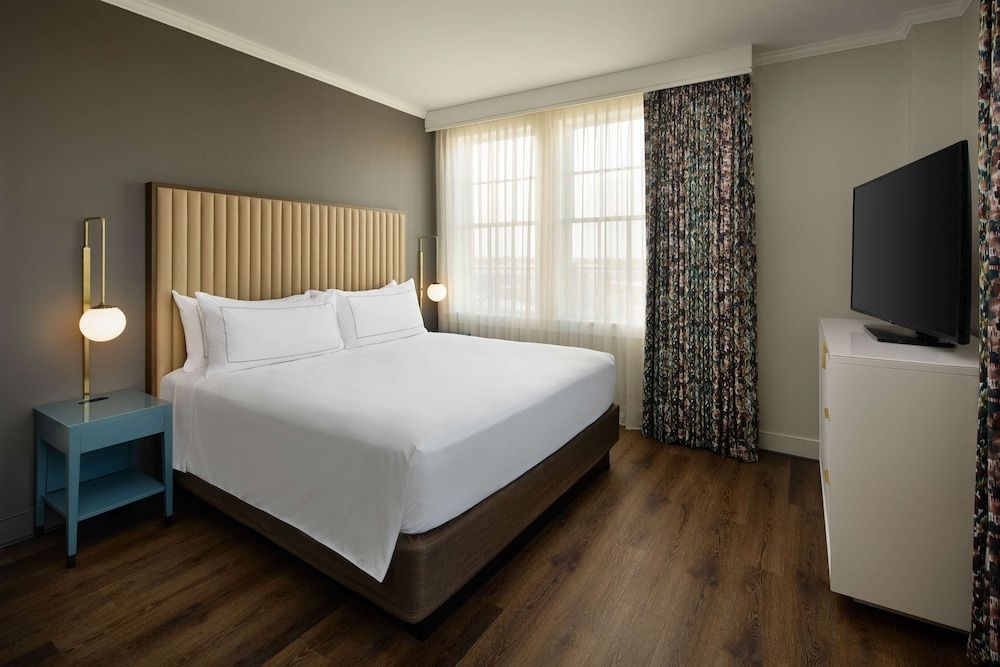 Room, 1 King Bed, Lake View, Corner