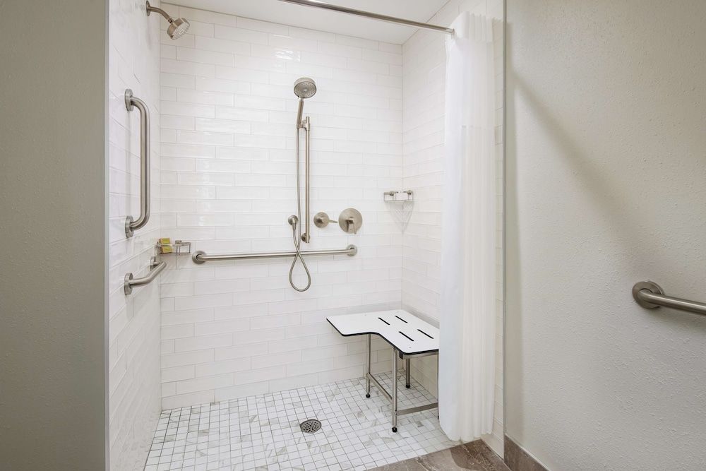 Room, 1 Queen Bed, Accessible (Roll-In Shower)