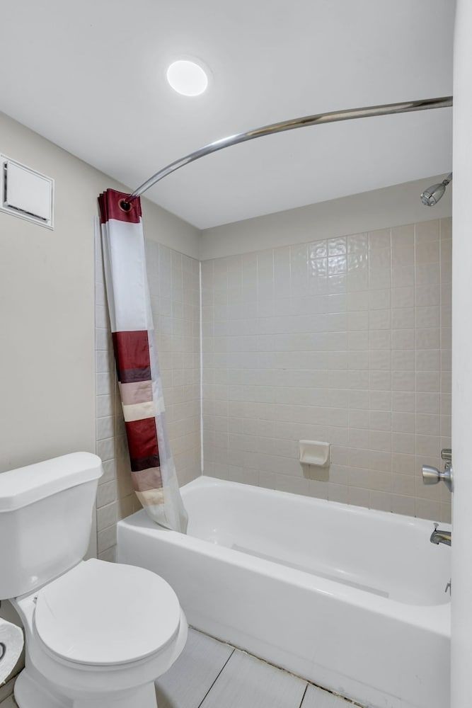 Red Roof Inn MacClenny Deluxe Room, 1 King Bed, Non Smoking 7