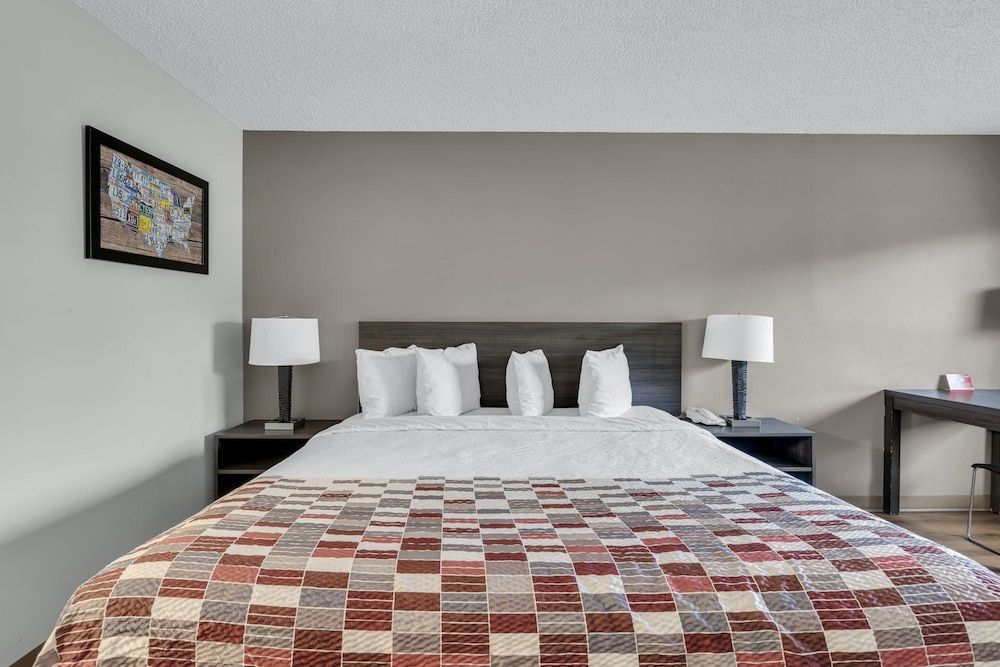 Red Roof Inn MacClenny Deluxe Room, 1 King Bed, Non Smoking 2