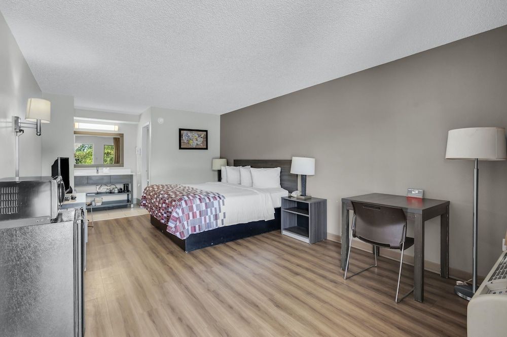 Red Roof Inn MacClenny Deluxe Room, 1 King Bed, Non Smoking 4