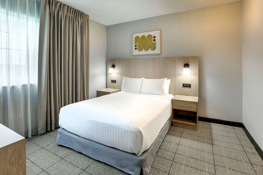 Suite, 1 Queen Bed with Sofa bed, Accessible (Mobility Tub One Bedroom)