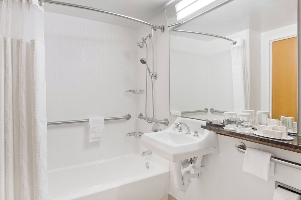 Courtyard by Marriott Miami Downtown Room, 1 King Bed 5