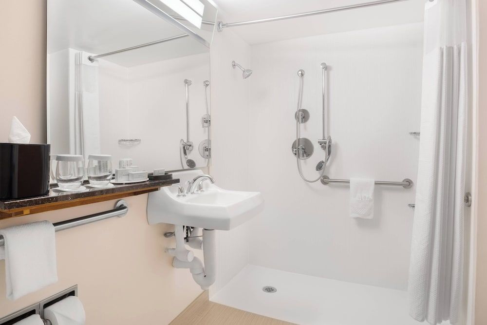 Courtyard by Marriott Miami Downtown Room, 1 King Bed 4