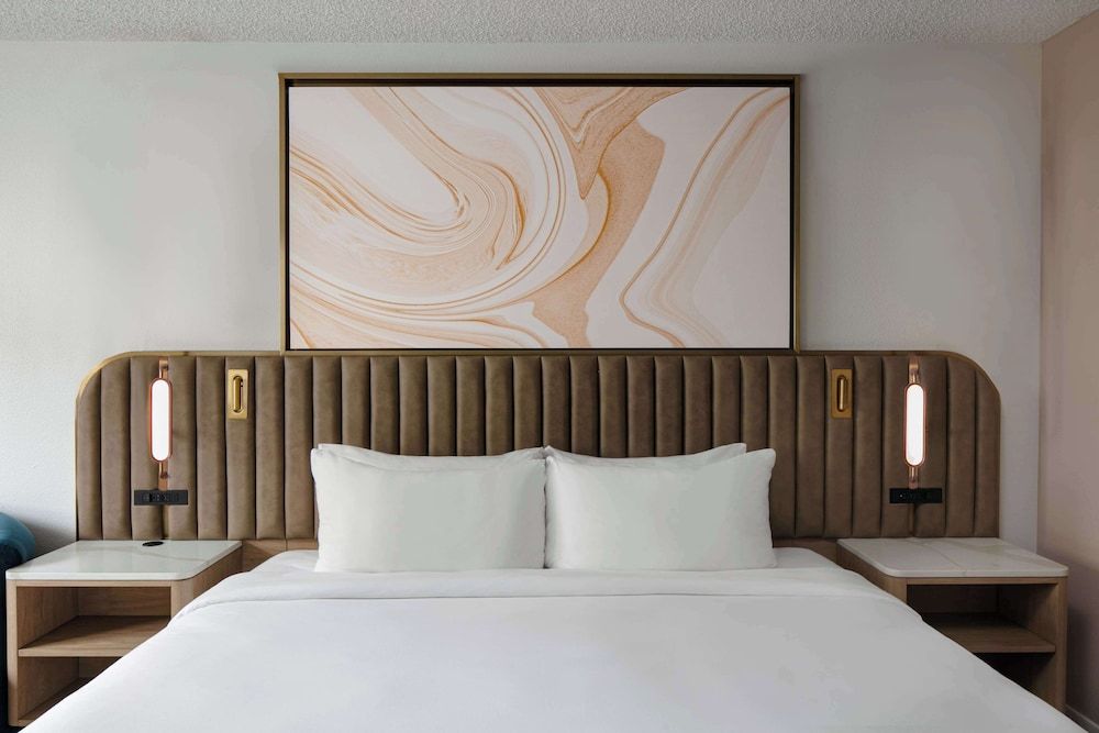 Sonesta Miami Airport Deluxe Room, 1 King Bed 2