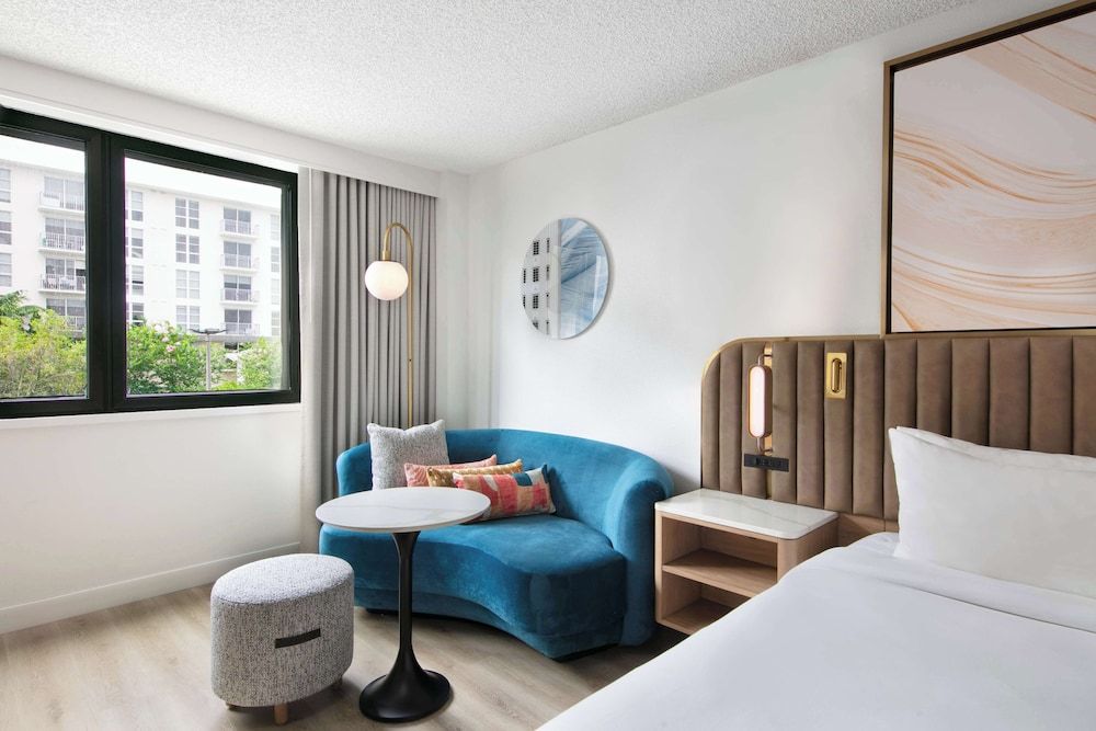 Sonesta Miami Airport Deluxe Room, 1 King Bed 4