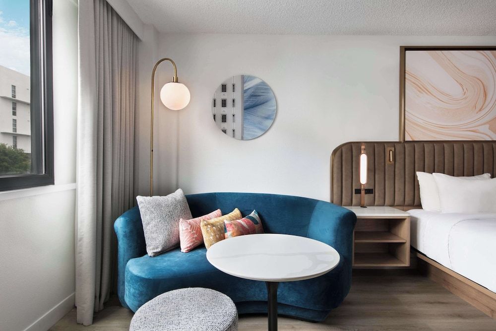 Sonesta Miami Airport Deluxe Room, 1 King Bed 8