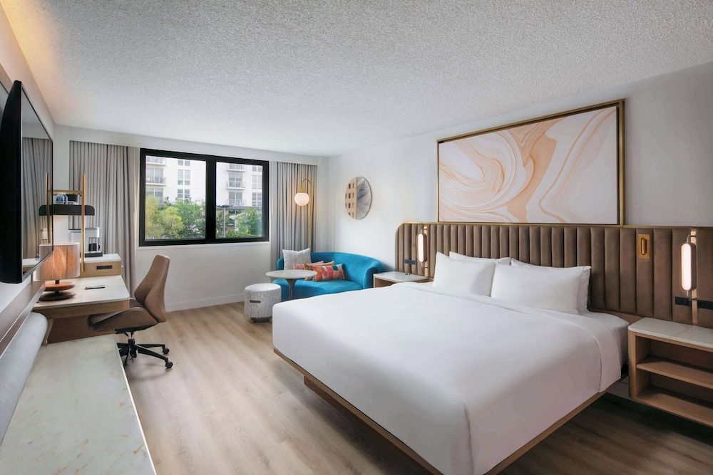 Sonesta Miami Airport Deluxe Room, 1 King Bed 3