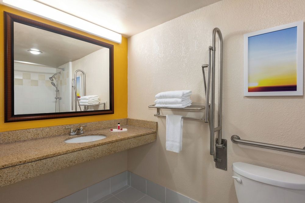 enVision Hotel Miami International Airport Room, 2 Double Beds, Accessible, Non Smoking (Roll-In Shower) 5