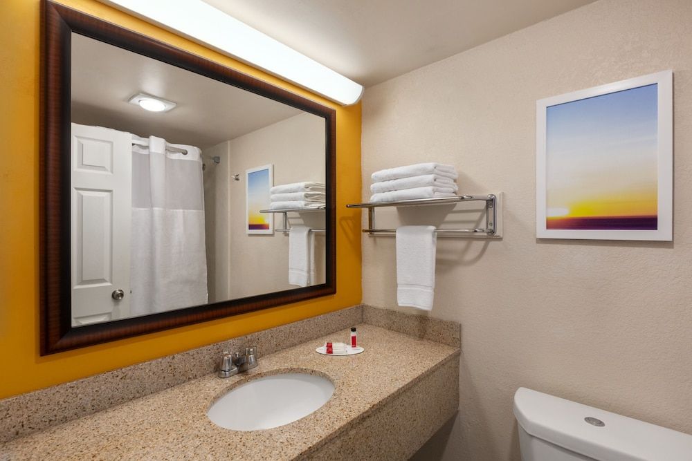 enVision Hotel Miami International Airport Room, 2 Double Beds, Accessible, Non Smoking (Roll-In Shower) 4