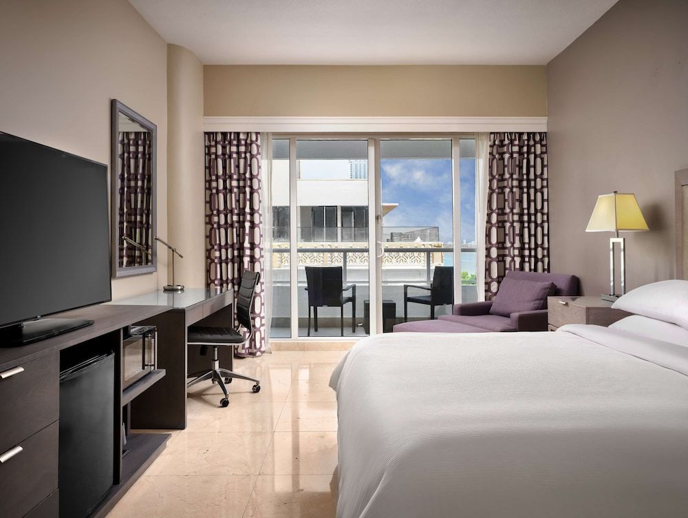 DoubleTree by Hilton Grand Hotel Biscayne Bay Room, 1 King Bed, Balcony, Park View 5