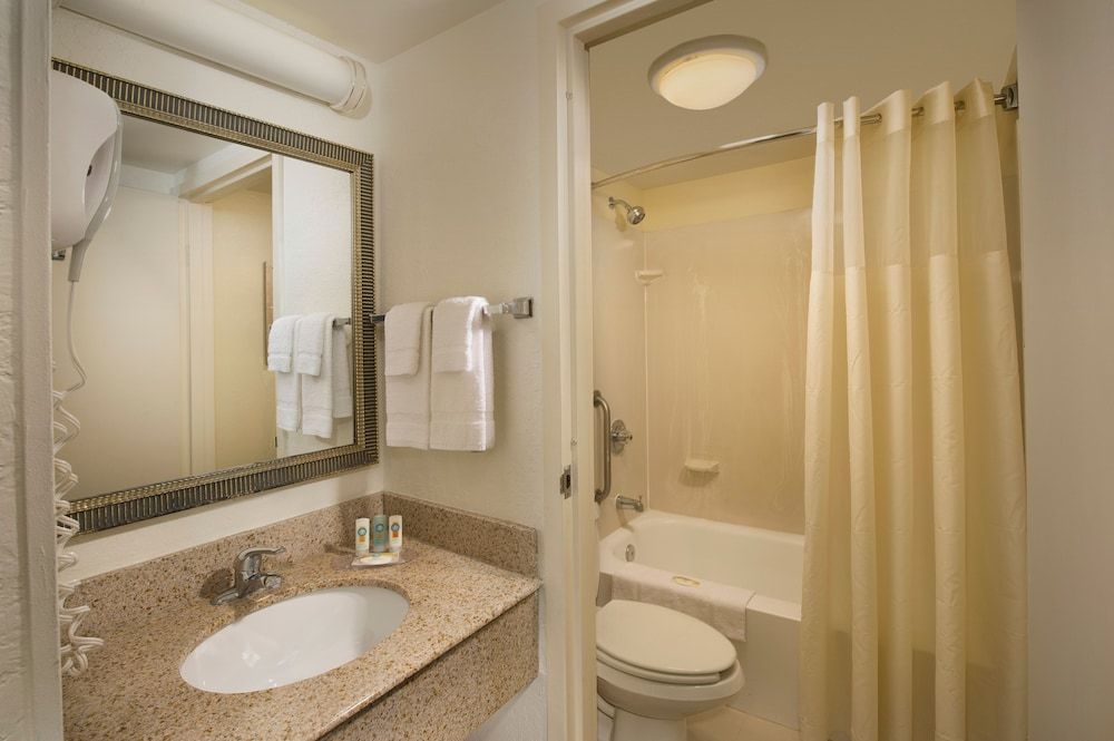 Quality Inn Miami Airport - Doral Standard Room, 2 Double Beds, Non Smoking 7