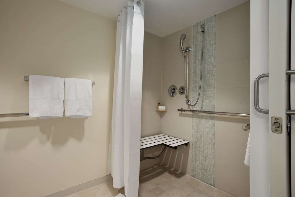 Hilton Miami Airport Blue Lagoon Room, 2 Queen Beds, Accessible (Roll-in Shower) 4