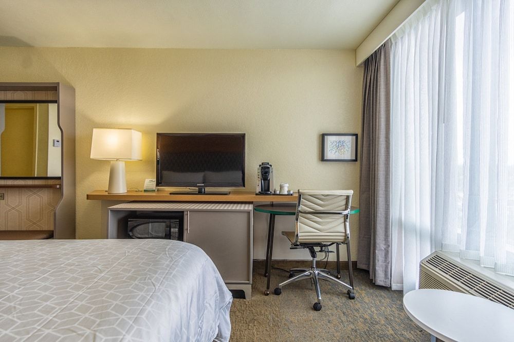 Premium Room, 1 King Bed, Roll-in Shower (Communications Accessible)