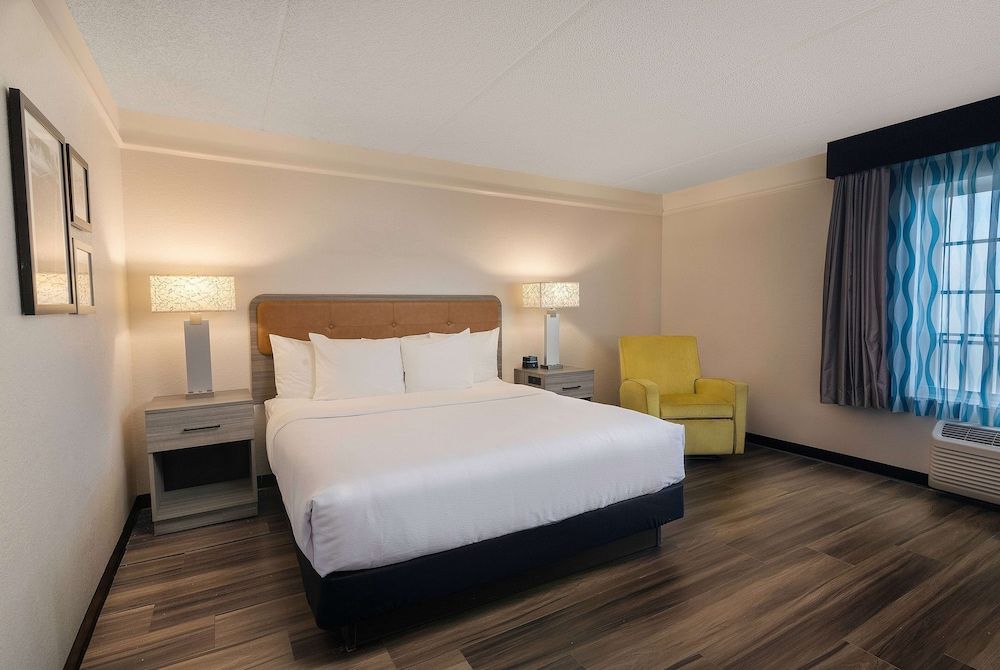 undefined La Quinta Inn & Suites by Wyndham Miami Airport West 7