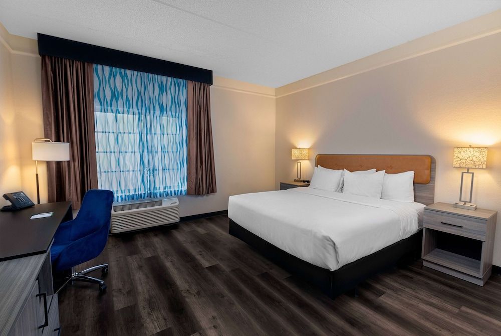 undefined La Quinta Inn & Suites by Wyndham Miami Airport West 2