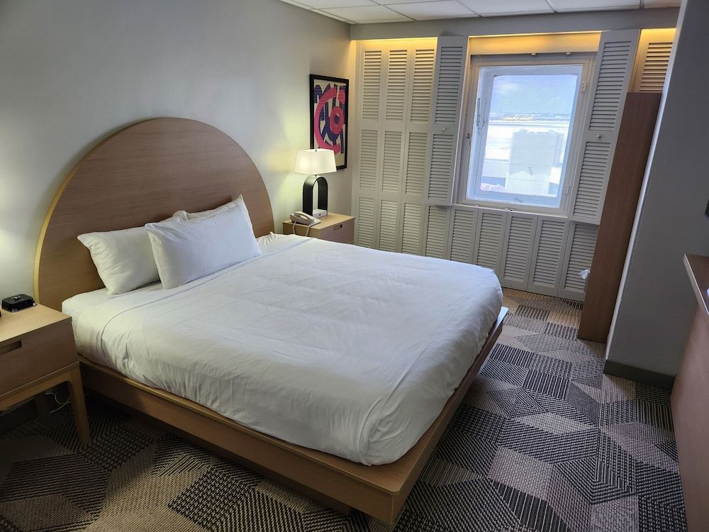 Miami International Airport Hotel Standard Room, 1 Queen Bed 3