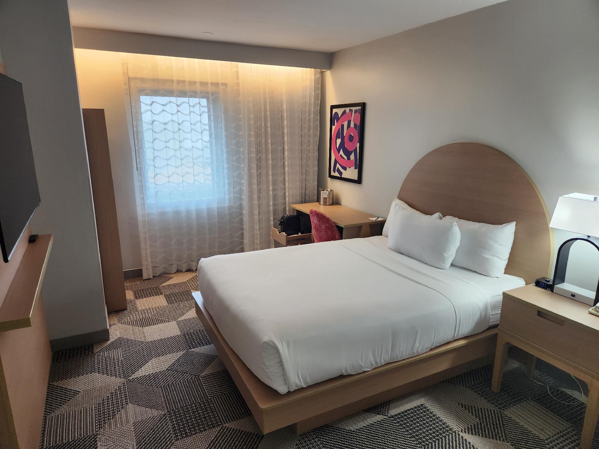 Standard Queen Room with One Queen Bed