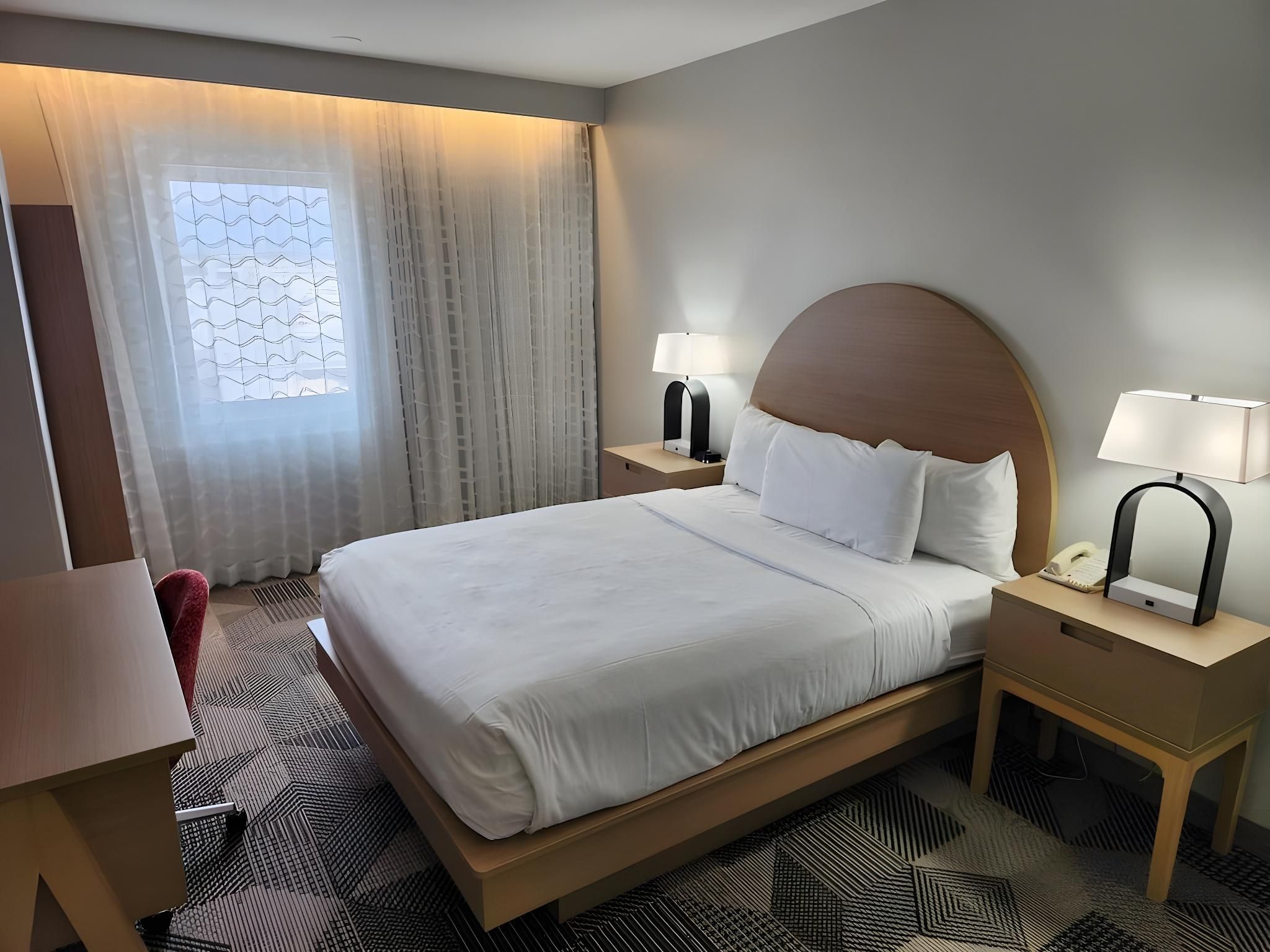 Standard Queen Room with One Queen Bed