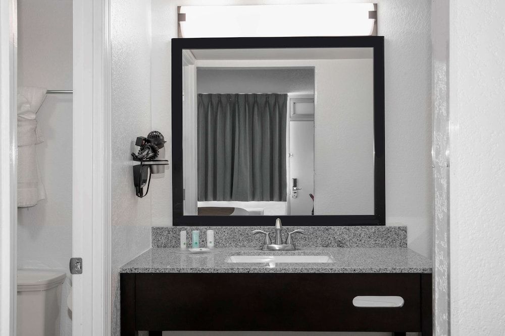 Quality Inn Miami South Standard Room, 1 King Bed, Non Smoking 6