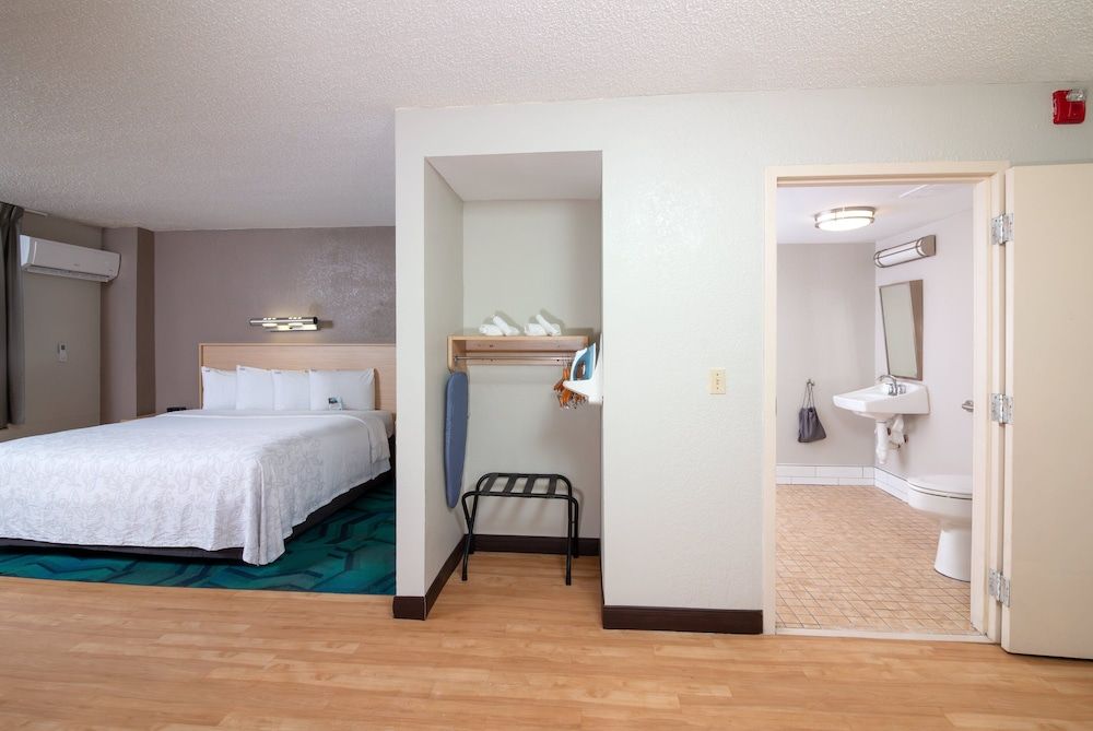 undefined Red Roof Inn PLUS+ Miami Airport 10