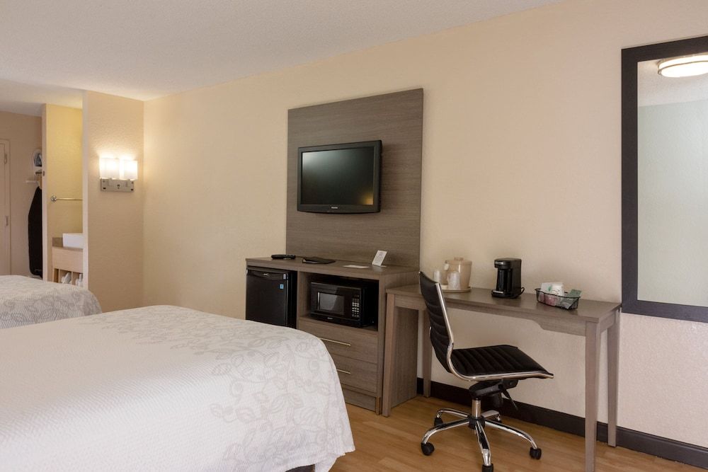 Red Roof Inn PLUS+ Miami Airport Deluxe Room, 2 Double Beds (Smoke Free) 4