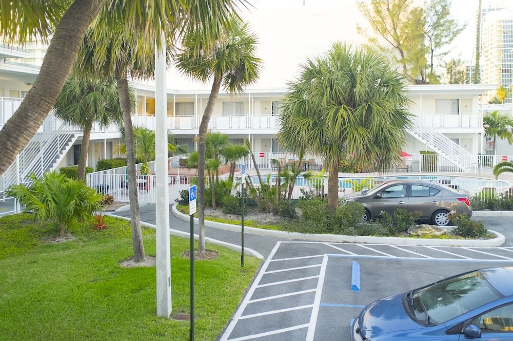 undefined Collins Hotel 9