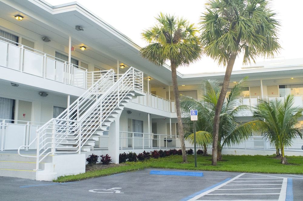 undefined Collins Hotel 4