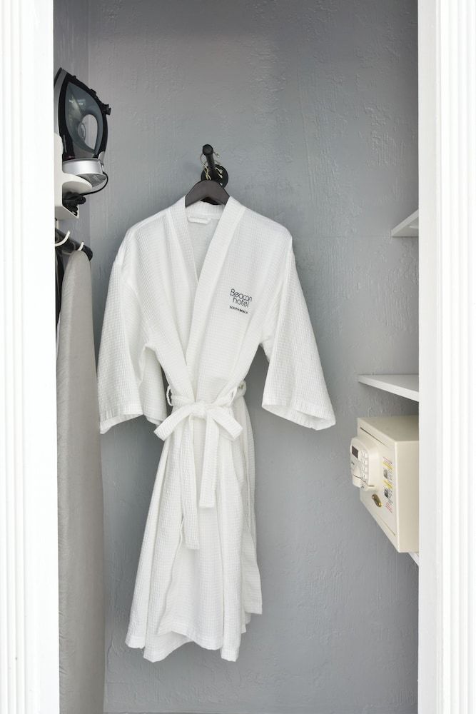 Beacon Hotel South Beach Deluxe King 11